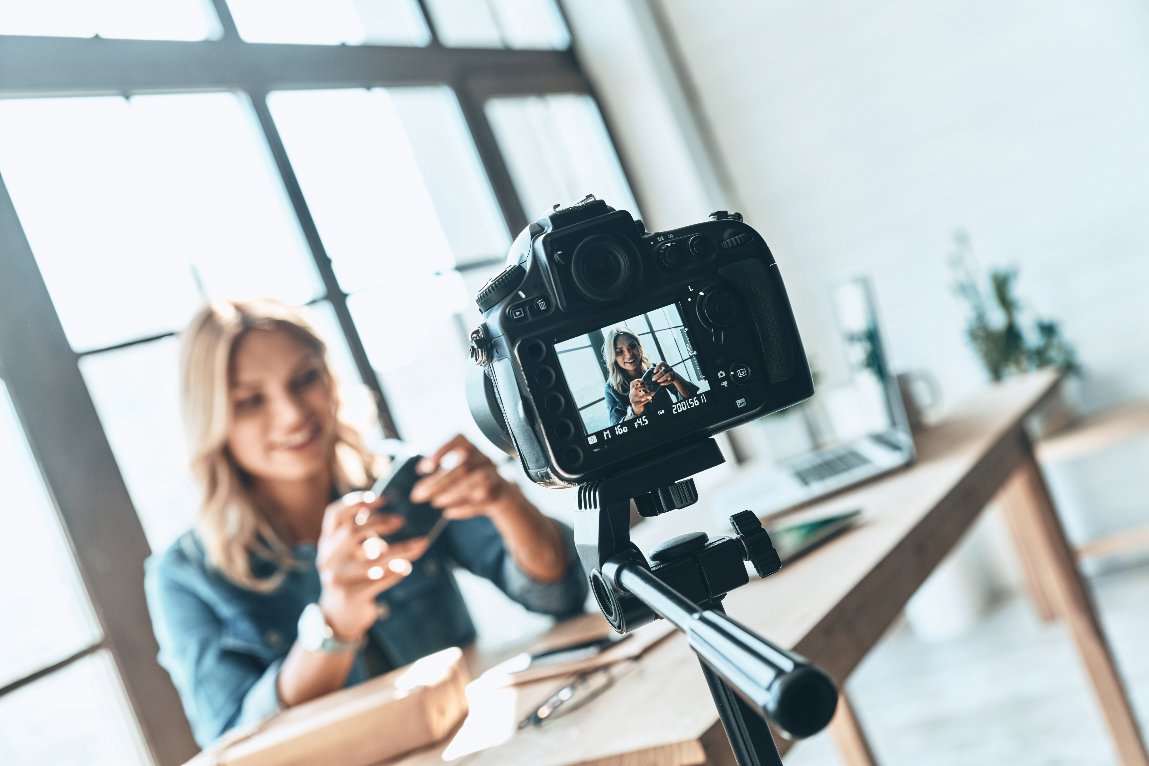 video marketing woman vlogging scaled